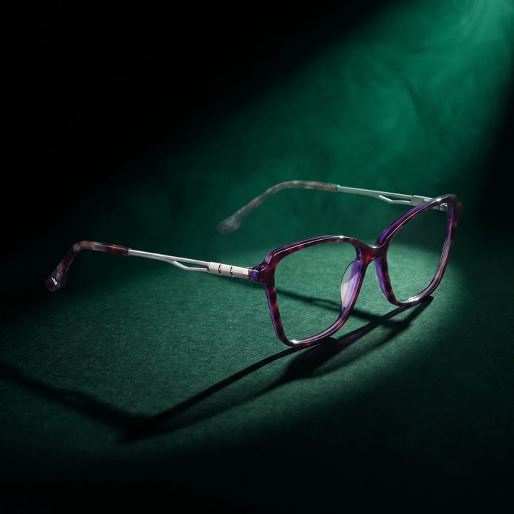 Anteojos Fiore 1006 en morado – bajo un haz de luz teatral