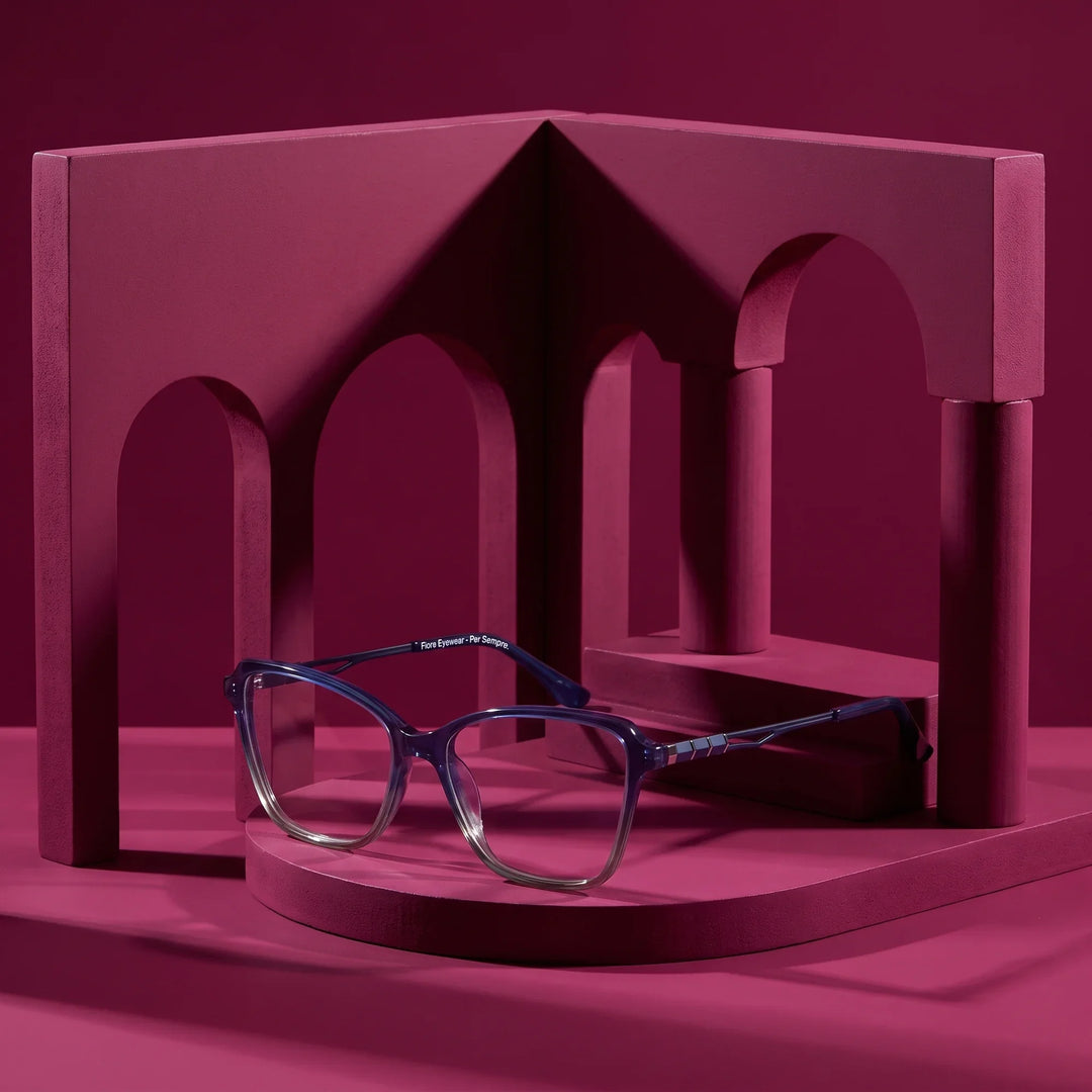 Anteojos Fiore 1006 en azul – still life among monochrome magenta arches
