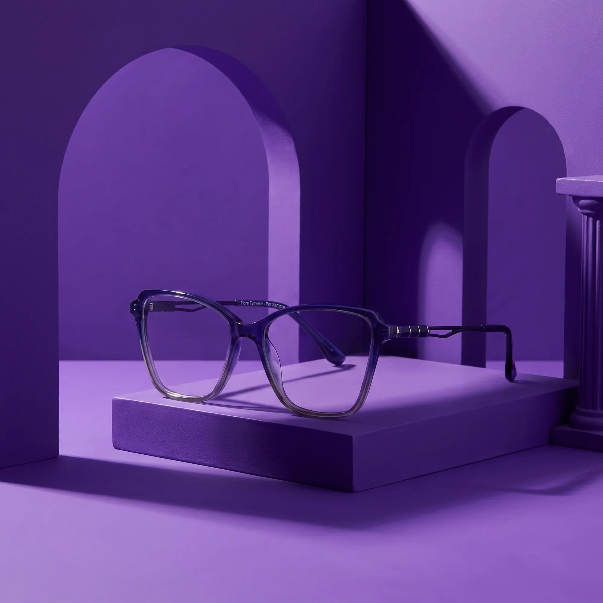 Anteojos Fiore 1006 en azul – puesta en escena en un set arquitectónico violeta