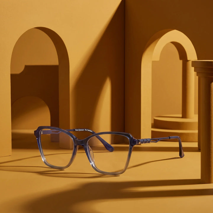 Anteojos Fiore 1006 en azul – displayed on a mustard ochre podium among arches