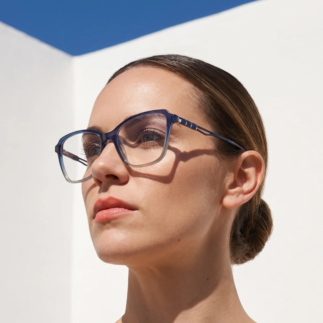 Anteojos Fiore 1006 en azul, en modelo – retrato de campaña, cal balear al sol y cielo azul profundo