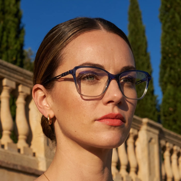 Anteojos Fiore 1006 en azul, en modelo – retrato de campaña, terraza de villa italiana a la hora dorada