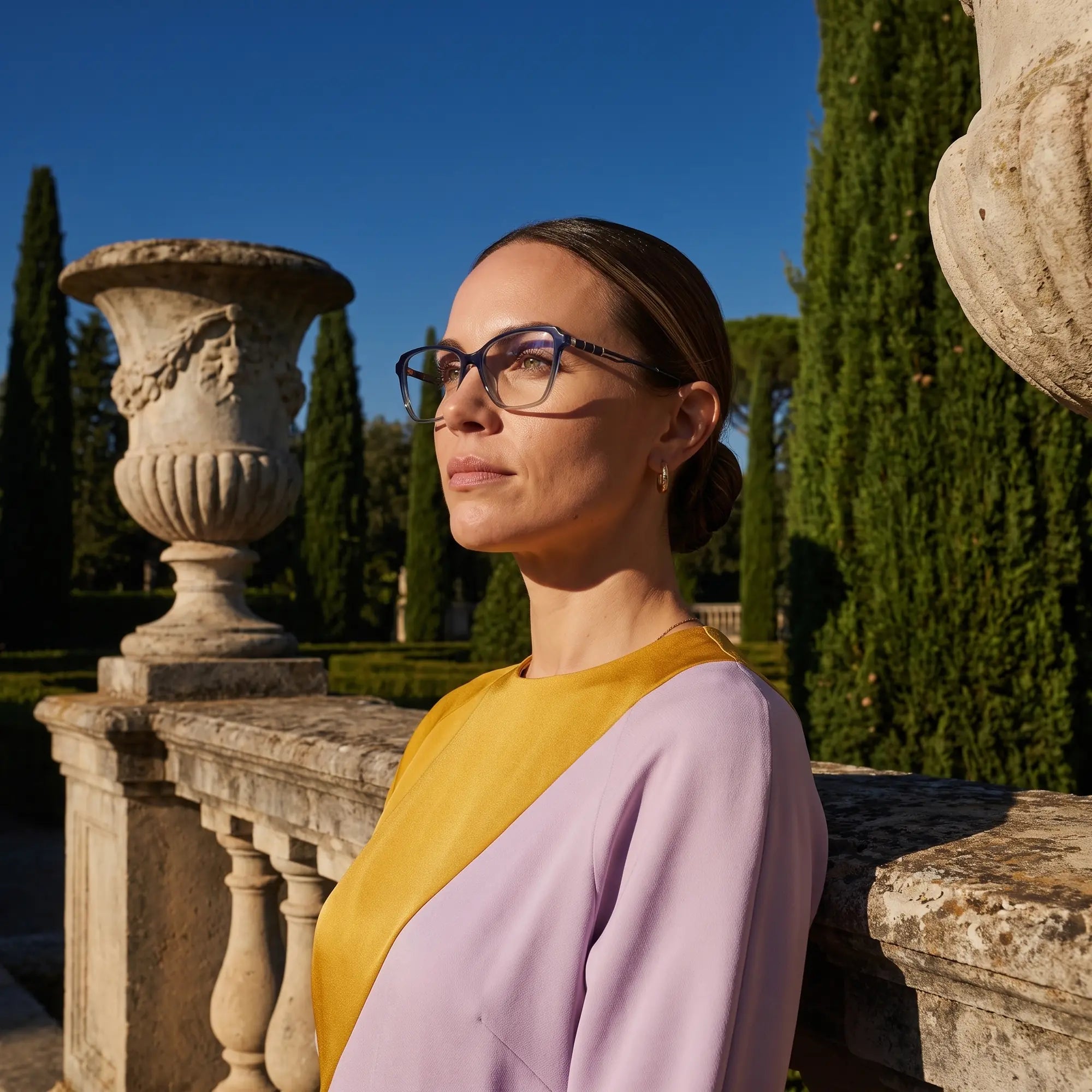 Anteojos Fiore 1006 en azul, en modelo – retrato de campaña, luz de atardecer sobre un jardín de cipreses