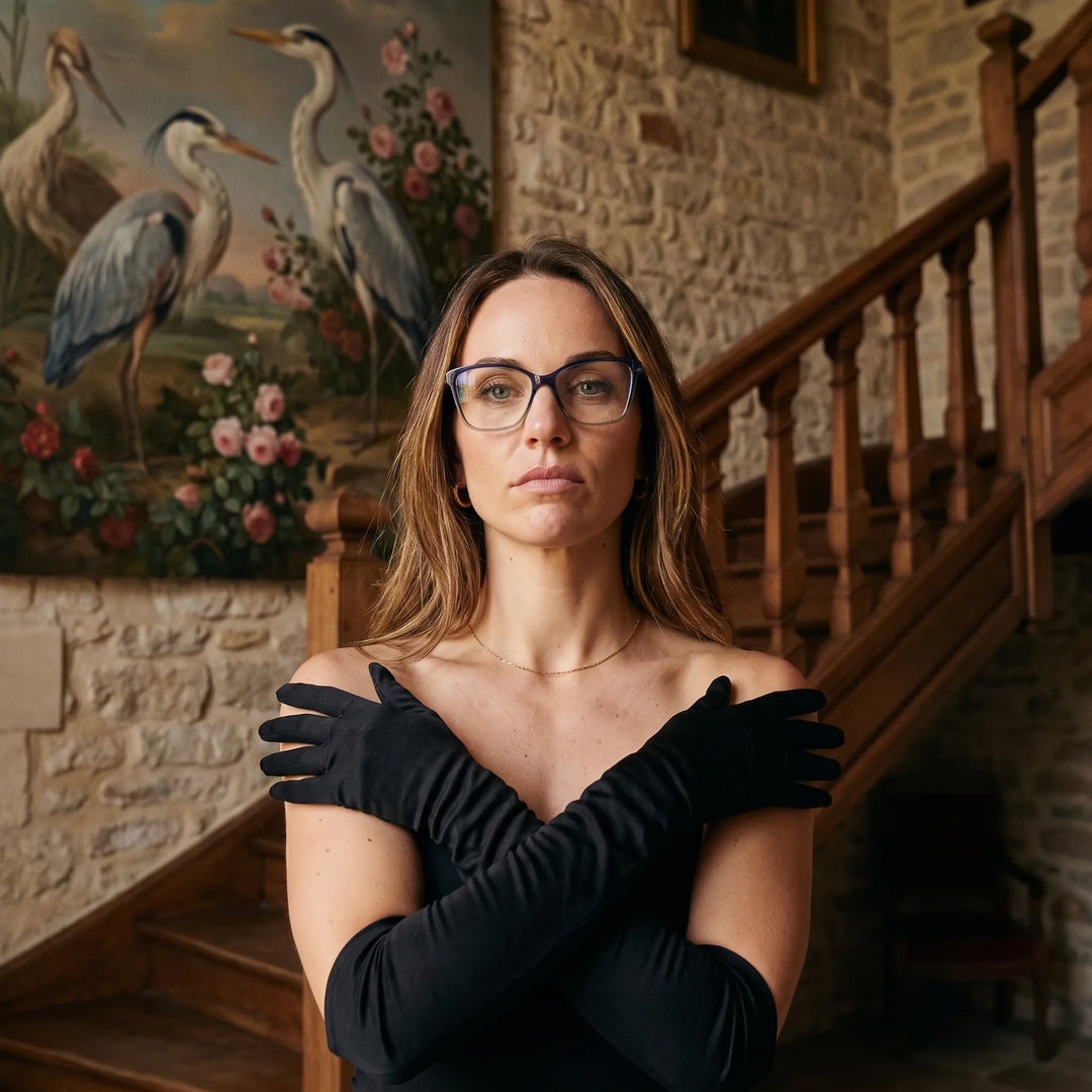 Anteojos Fiore 1006 en azul, en modelo – retrato de campaña, interior señorial, pintura de garza y guantes de ópera