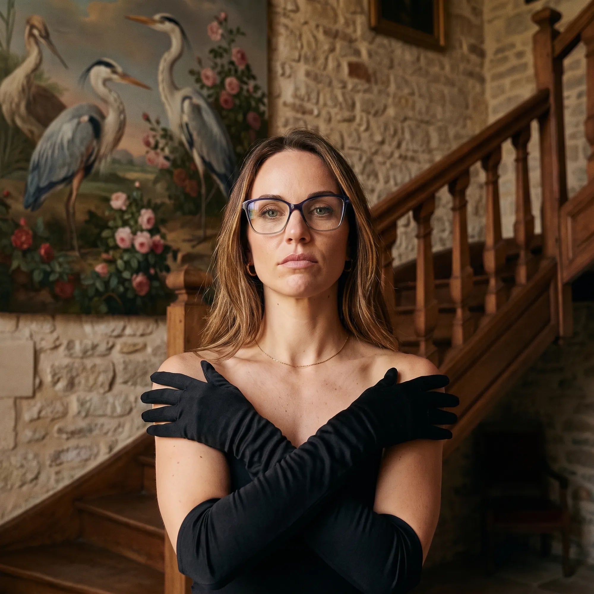 Anteojos Fiore 1006 en azul, en modelo – retrato de campaña, interior señorial, pintura de garza y guantes de ópera