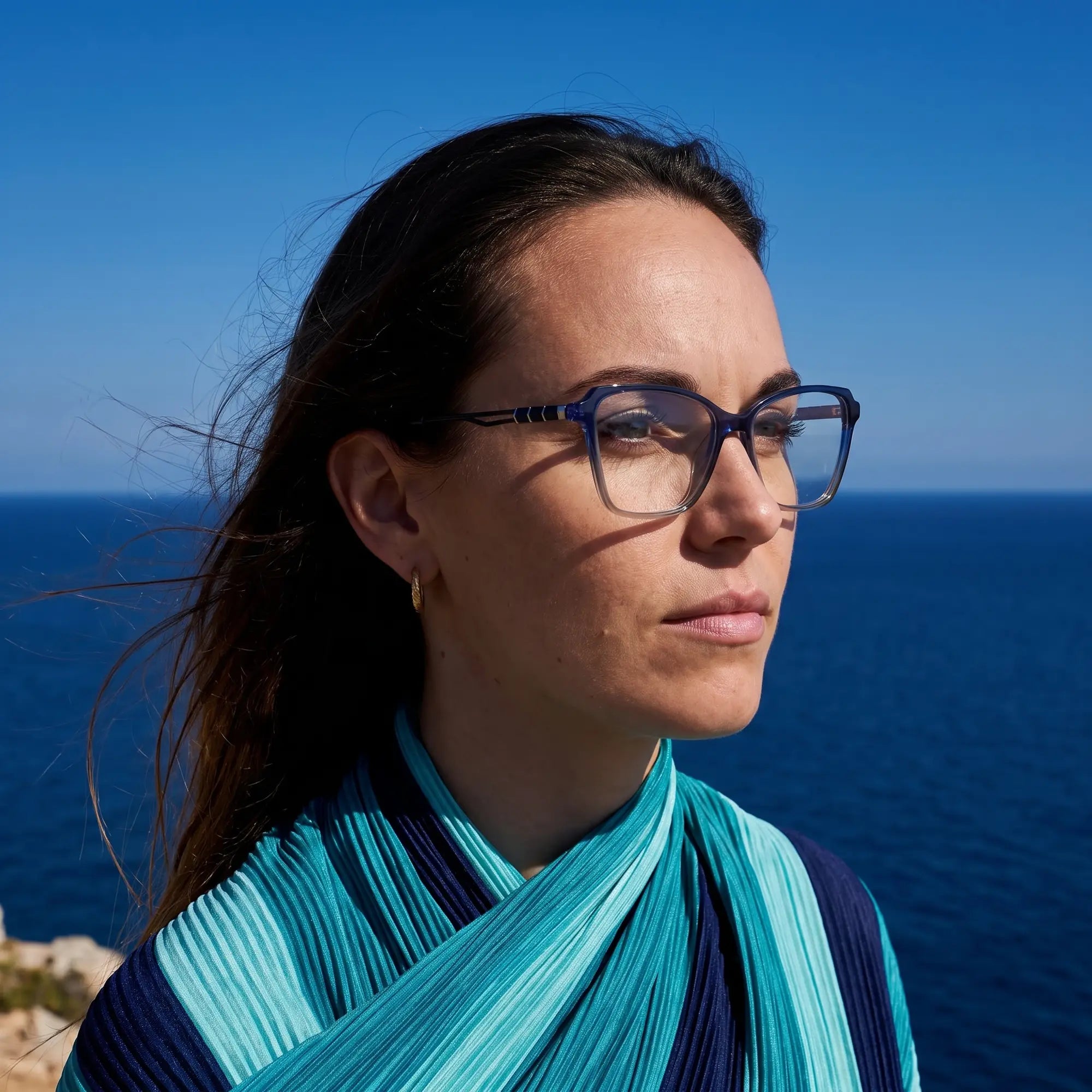 Anteojos Fiore 1006 en azul, en modelo – retrato de campaña, retrato al viento sobre el mar azul profundo