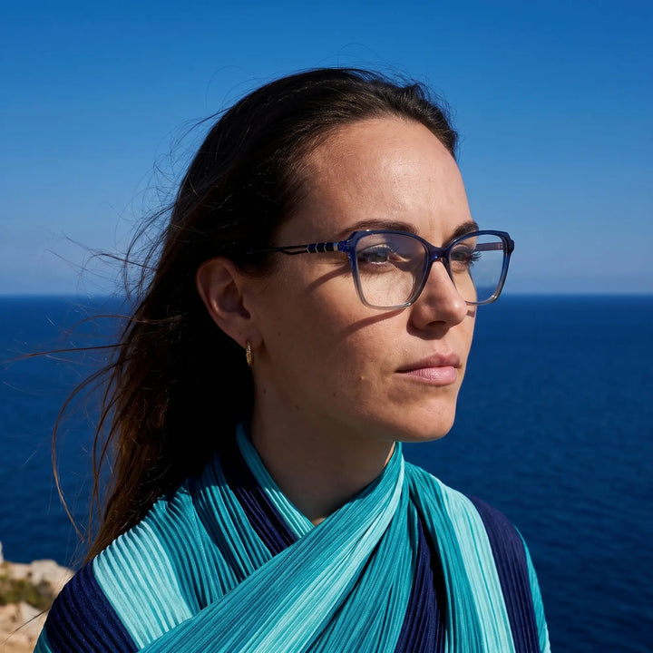 Anteojos Fiore 1006 en azul, en modelo – retrato de campaña, retrato al viento sobre el mar azul profundo