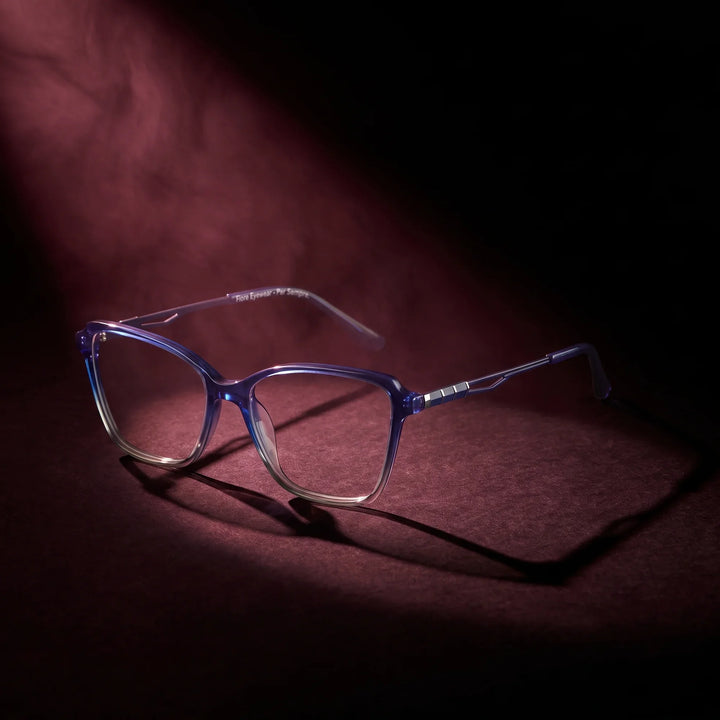 Anteojos Fiore 1006 en azul – bajo un haz de luz teatral