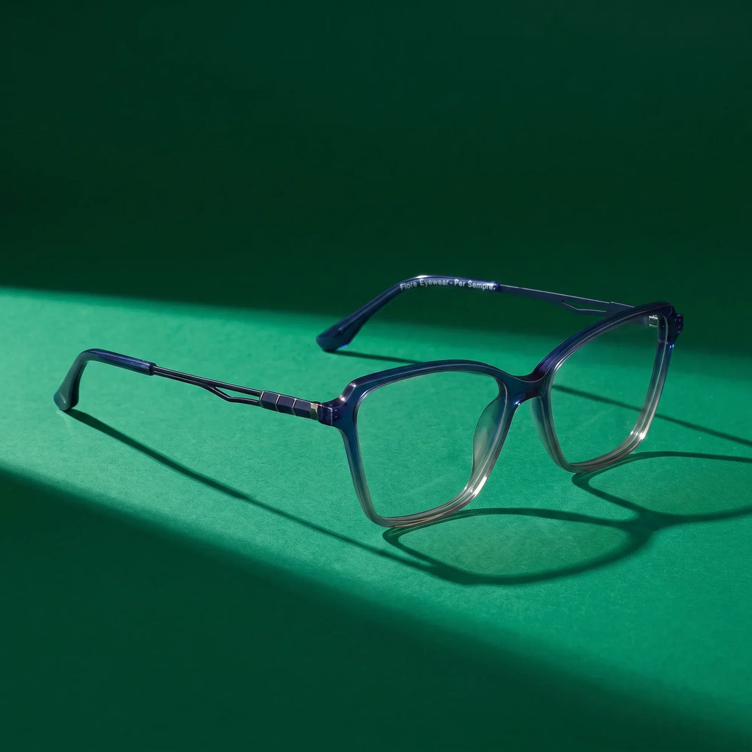 Anteojos Fiore 1006 en azul – still life on a seamless emerald studio backdrop