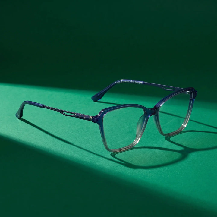 Anteojos Fiore 1006 en azul – still life on a seamless emerald studio backdrop