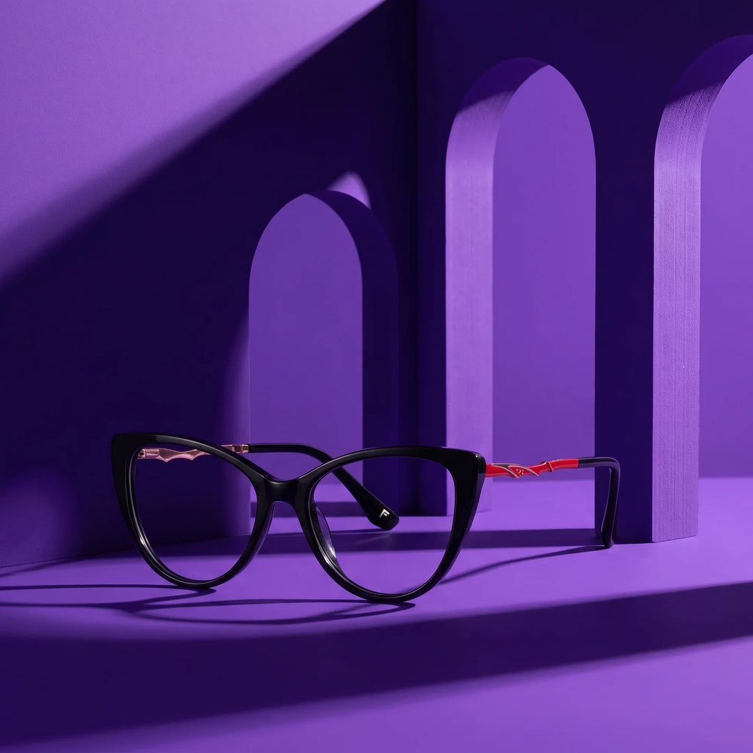 Anteojos Fiore 1010 en negro – puesta en escena en un set arquitectónico violeta