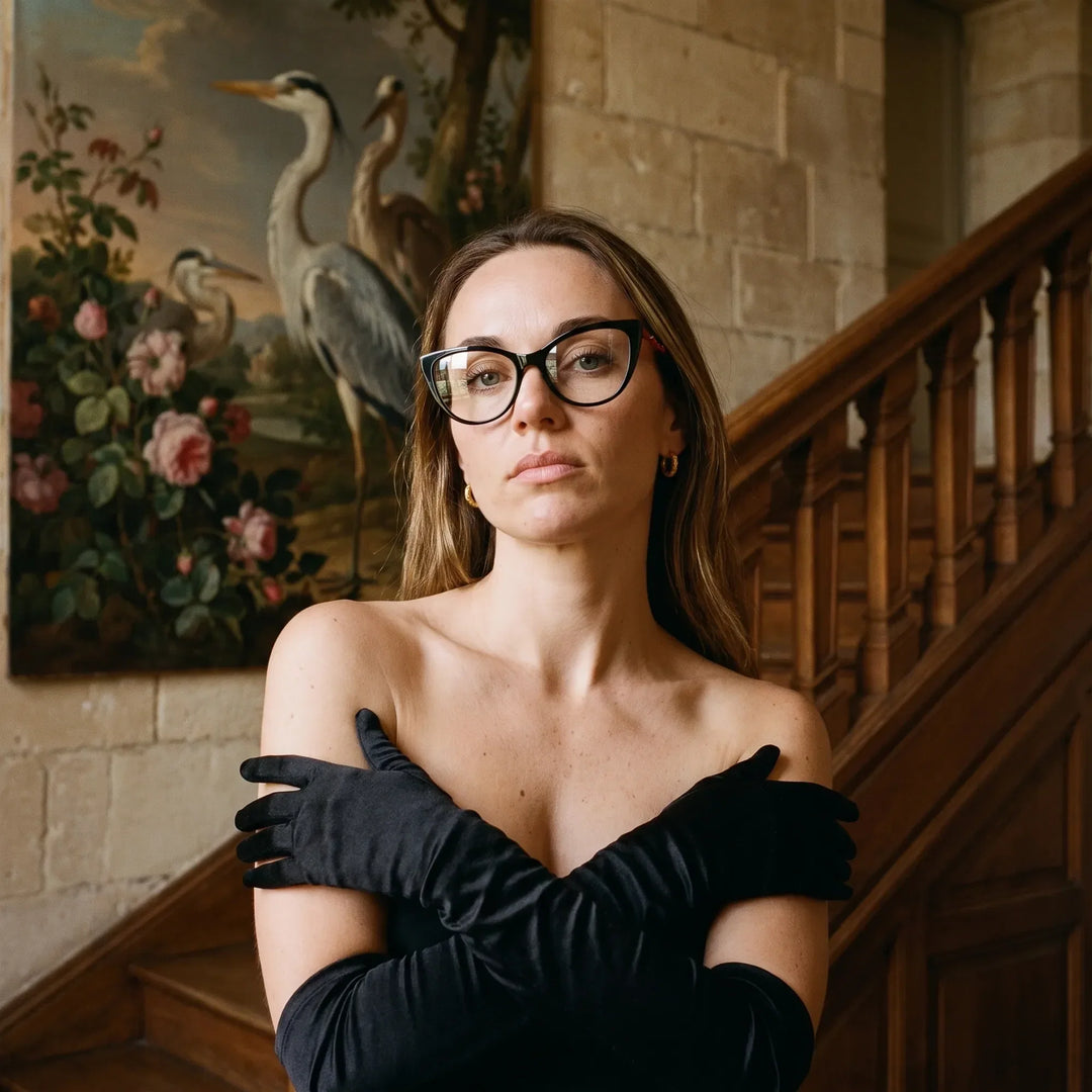 Anteojos Fiore 1010 en negro, en modelo – retrato de campaña, interior señorial, pintura de garza y guantes de ópera