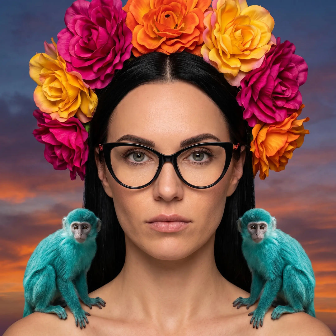 Anteojos Fiore 1010 en negro, en modelo – retrato de campaña, retrato pictórico surrealista con corona de flores