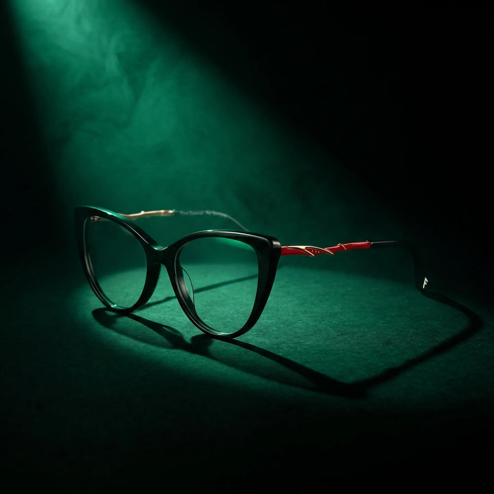 Anteojos Fiore 1010 en negro – bajo un haz de luz teatral