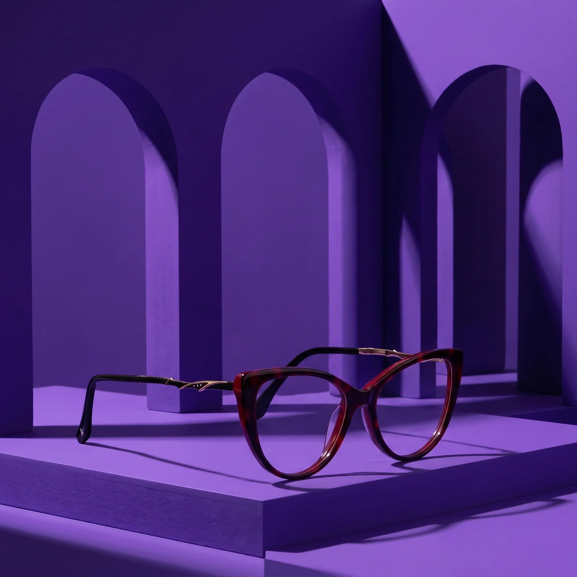 Anteojos Fiore 1010 en rojo – still life among monochrome violet arches
