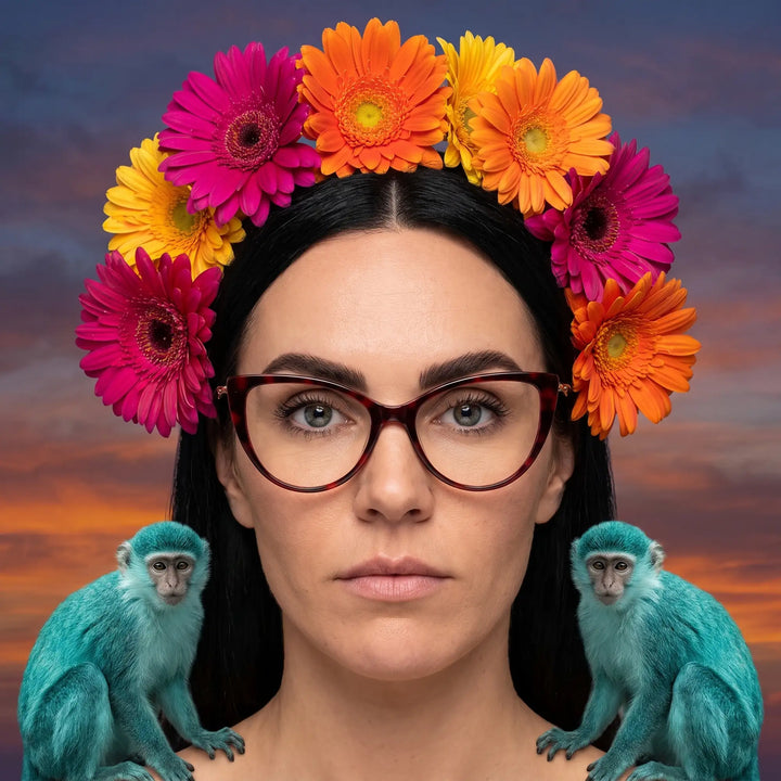 Anteojos Fiore 1010 en rojo, en modelo – retrato de campaña, retrato pictórico surrealista con corona de flores