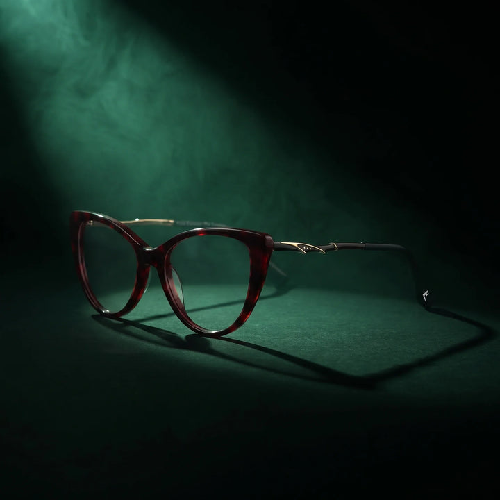 Anteojos Fiore 1010 en rojo – bajo un haz de luz teatral