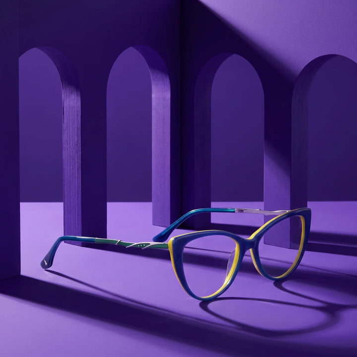 Anteojos Fiore 1010 en blue green – still life among monochrome violet arches
