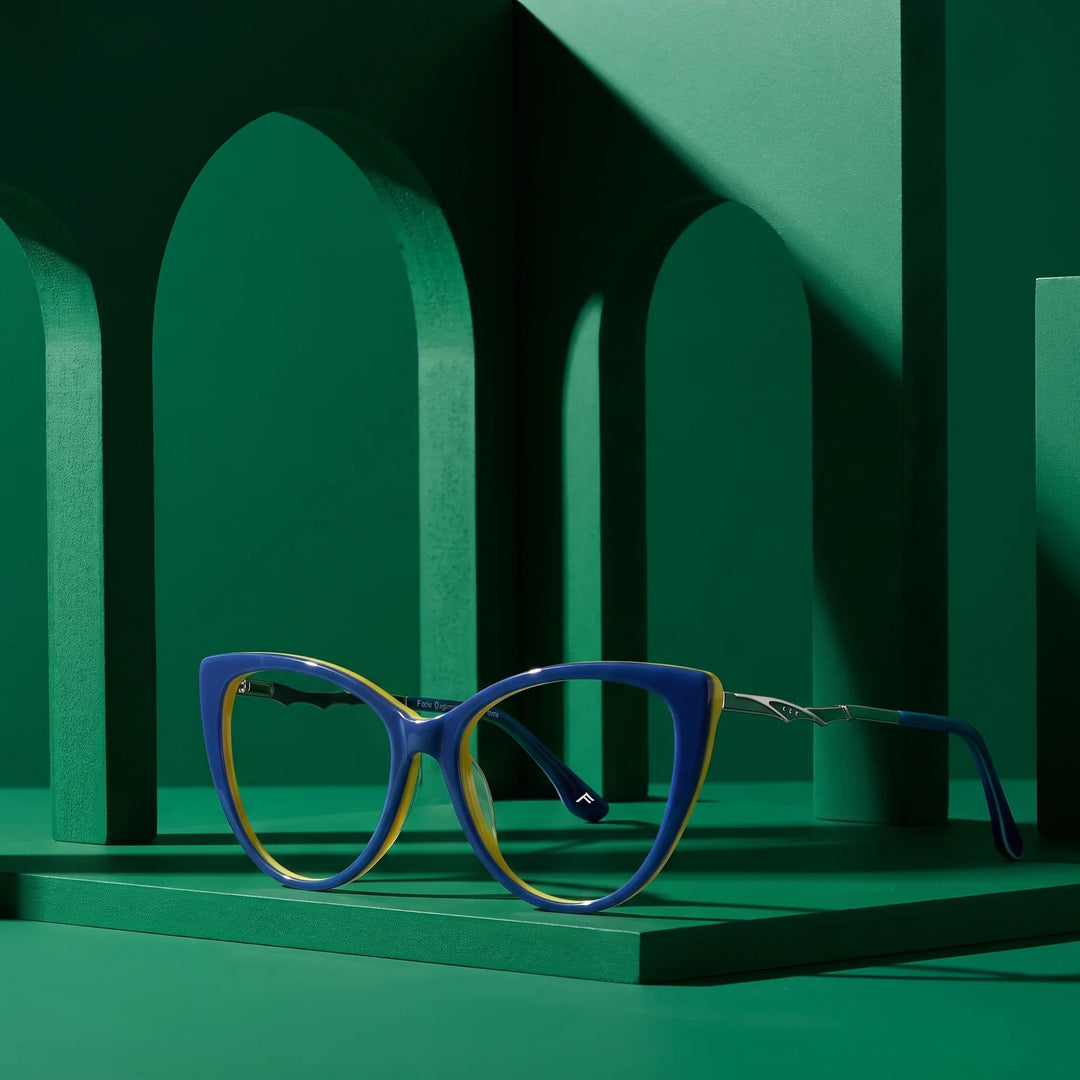 Anteojos Fiore 1010 en blue green – staged on a sculptural emerald architecture set