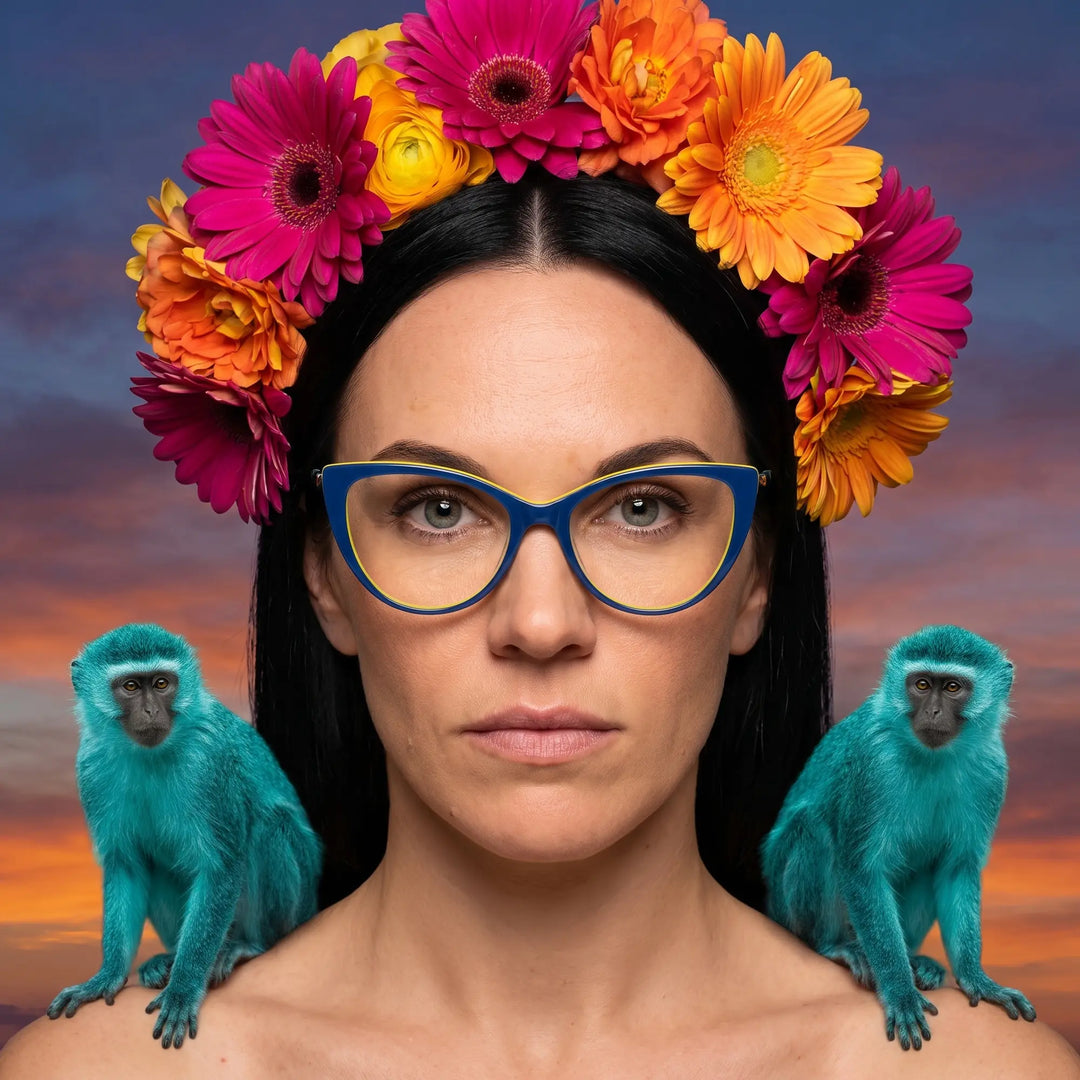 Anteojos Fiore 1010 en blue green, en modelo – retrato de campaña, retrato pictórico surrealista con corona de flores