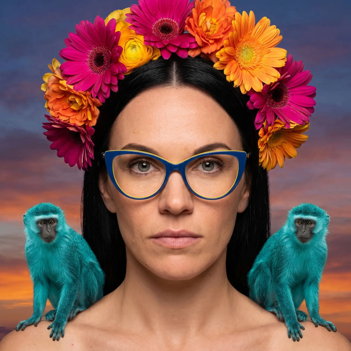 Anteojos Fiore 1010 en blue green, en modelo – retrato de campaña, retrato pictórico surrealista con corona de flores