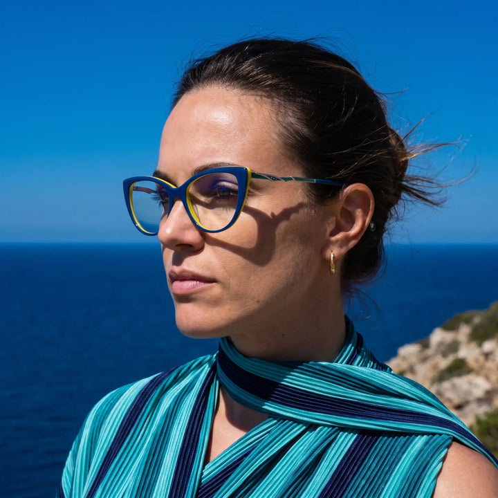 Anteojos Fiore 1010 en blue green, en modelo – retrato de campaña, retrato al viento sobre el mar azul profundo