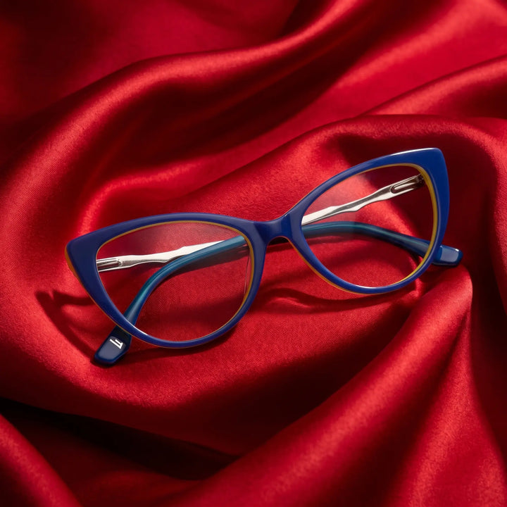 Anteojos Fiore 1010 en blue green – nested in flowing vivid red silk
