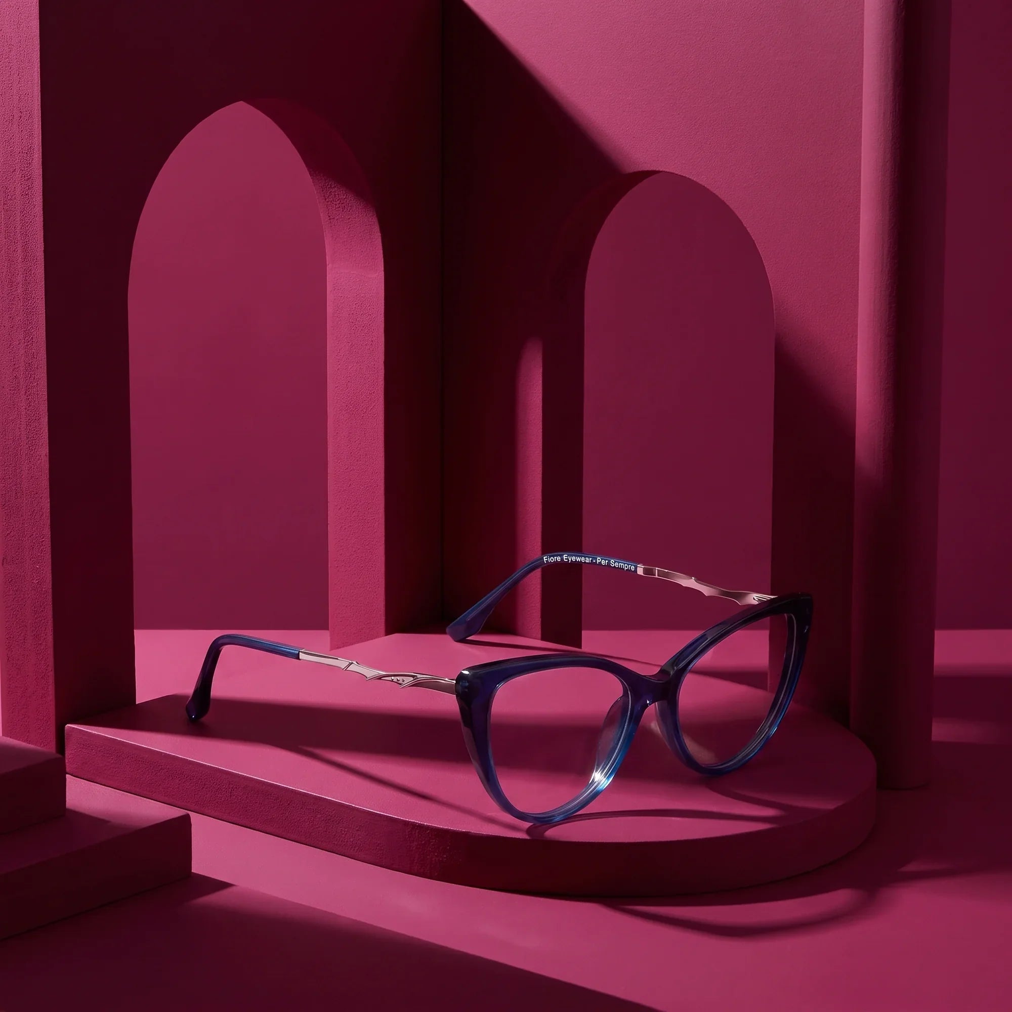 Anteojos Fiore 1010 en azul – still life among monochrome magenta arches