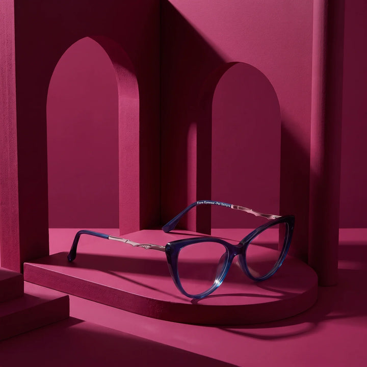 Anteojos Fiore 1010 en azul – still life among monochrome magenta arches