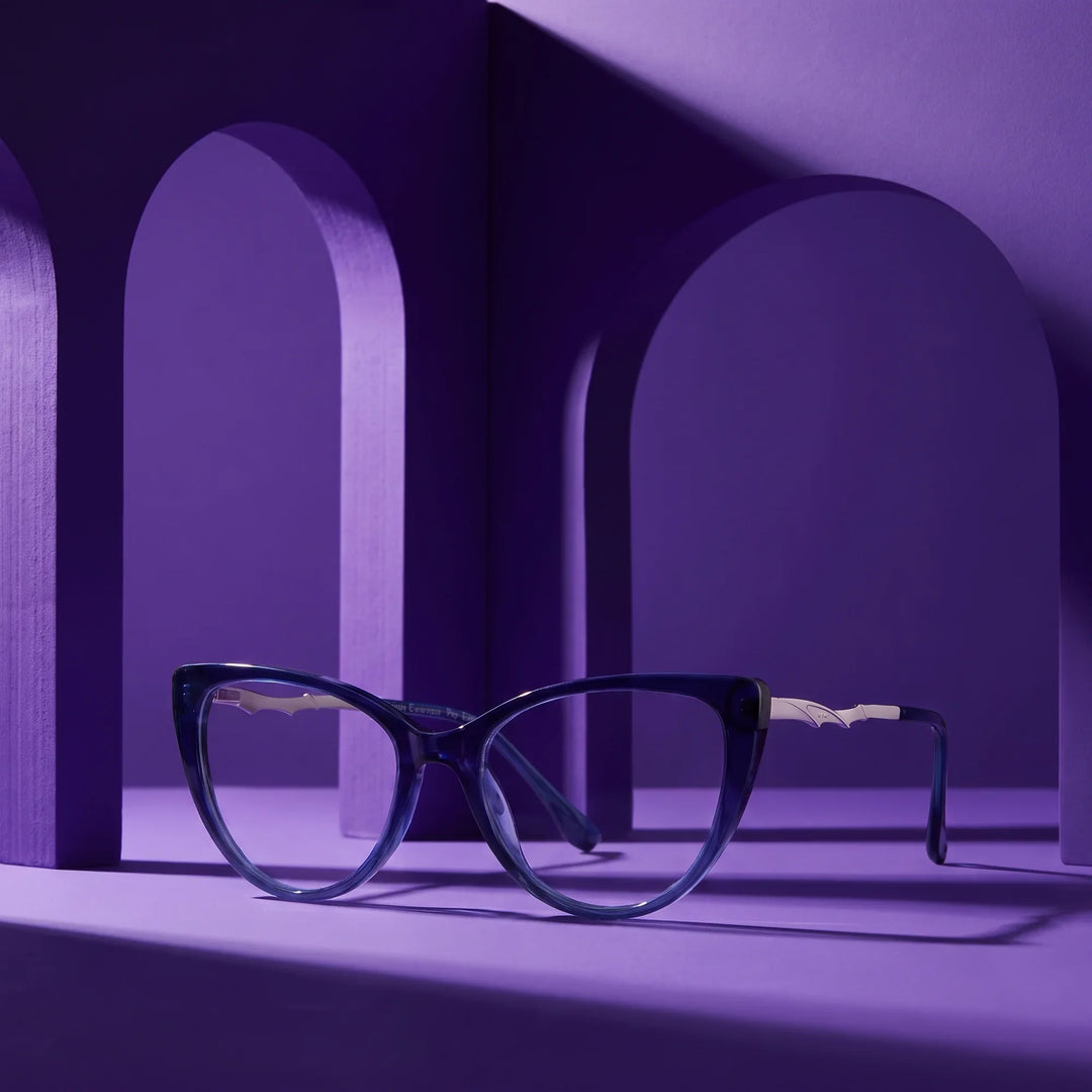 Anteojos Fiore 1010 en azul – puesta en escena en un set arquitectónico violeta