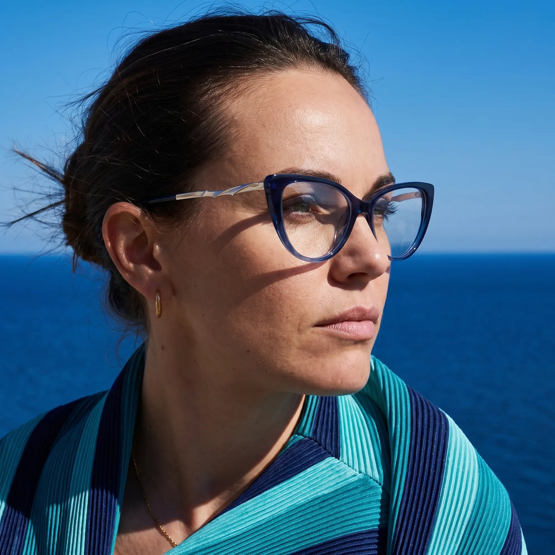 Anteojos Fiore 1010 en azul, en modelo – retrato de campaña, retrato al viento sobre el mar azul profundo