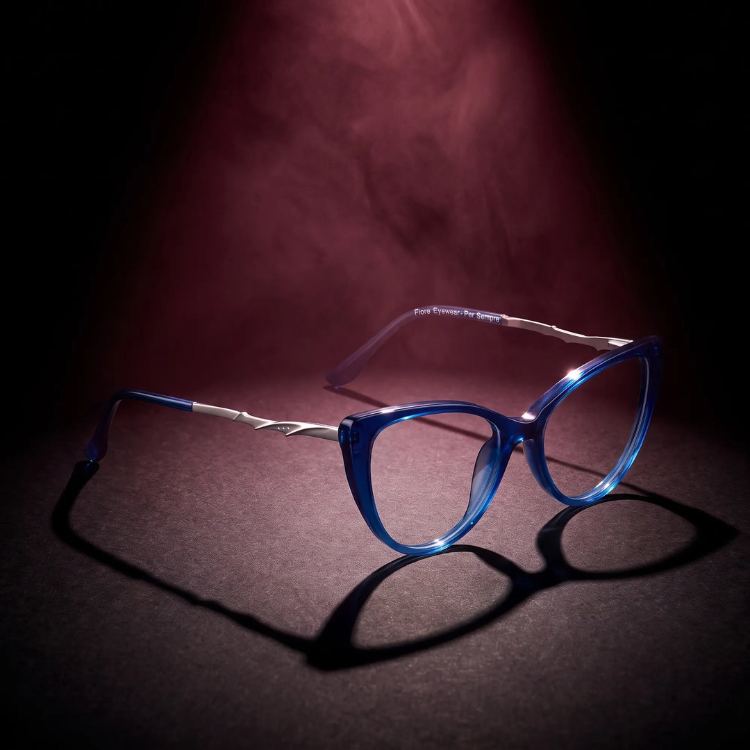 Anteojos Fiore 1010 en azul – bajo un haz de luz teatral