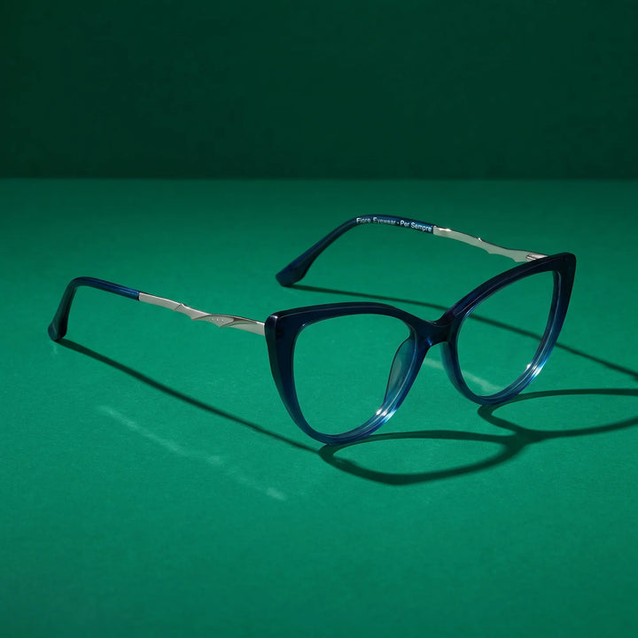 Anteojos Fiore 1010 en azul – still life on a seamless emerald studio backdrop