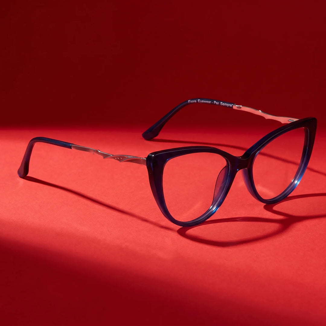 Anteojos Fiore 1010 en azul – hero still life against a deep vivid red backdrop