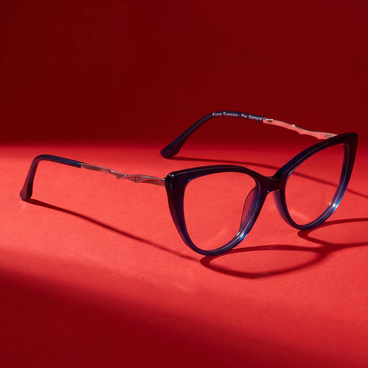 Anteojos Fiore 1010 en azul – hero still life against a deep vivid red backdrop