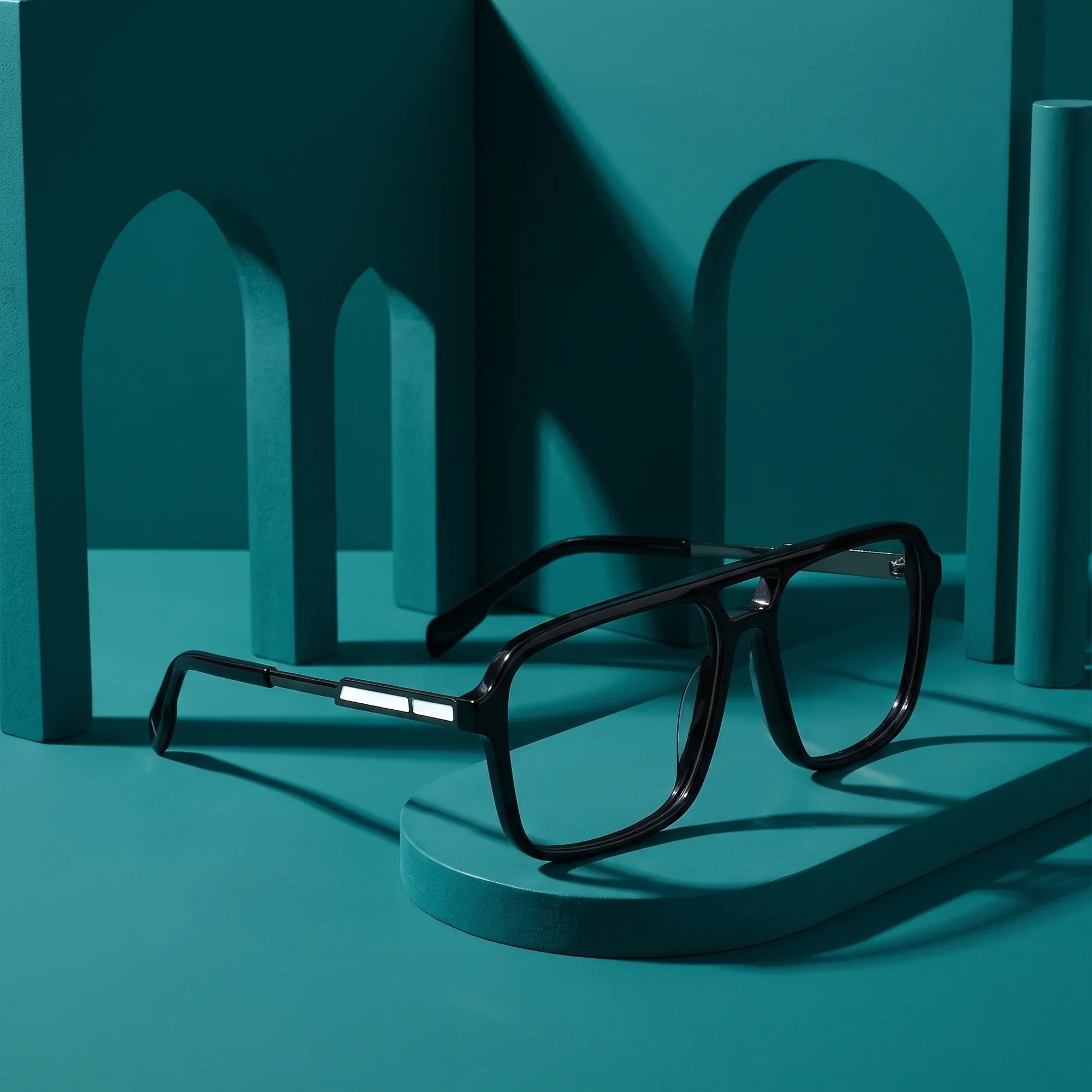 Anteojos Fiore 1014 en negro – still life among monochrome teal arches