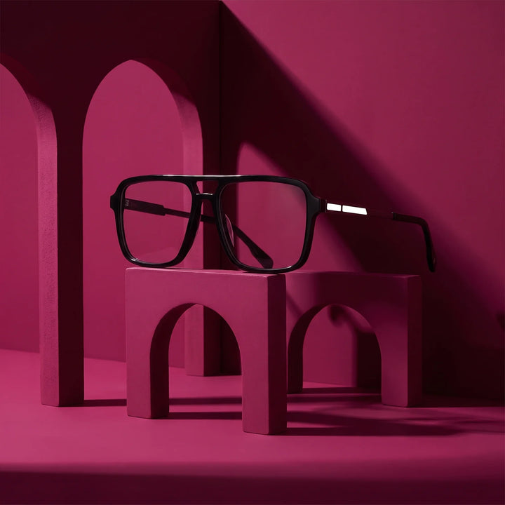 Anteojos Fiore 1014 en negro – staged on a sculptural magenta architecture set