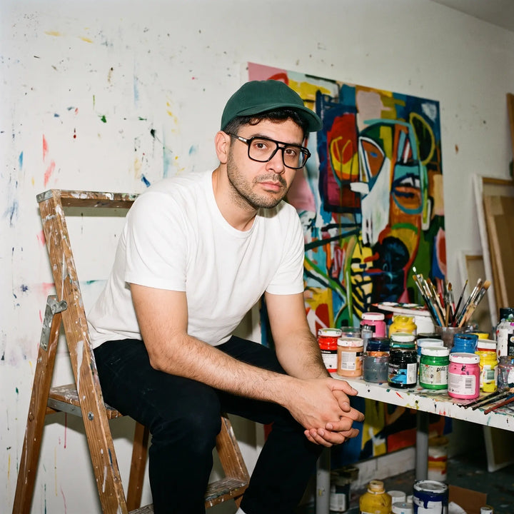 Anteojos Fiore 1014 en negro, en modelo – retrato de campaña, painter portrait in a paint-splattered studio