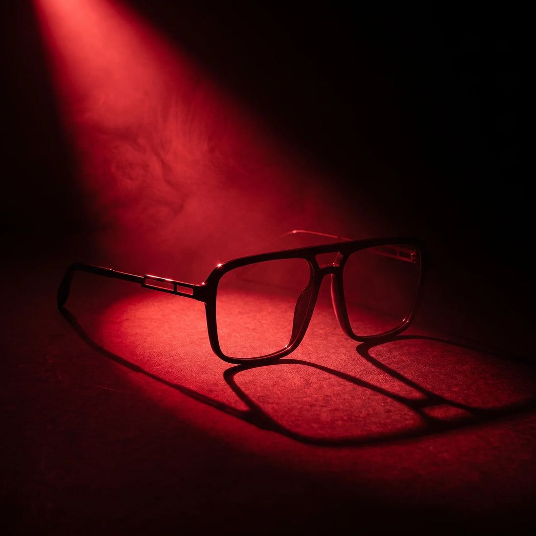 Anteojos Fiore 1014 en negro – bajo un haz de luz teatral