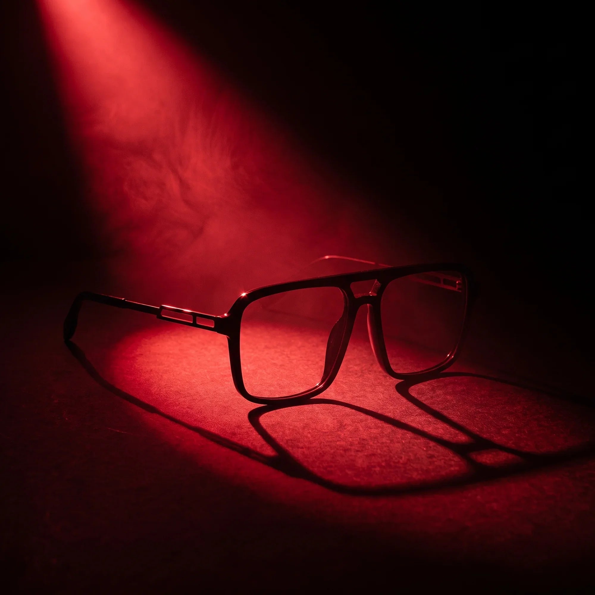 Anteojos Fiore 1014 en negro – bajo un haz de luz teatral