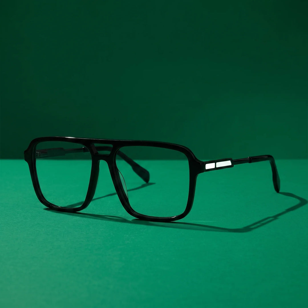 Anteojos Fiore 1014 en negro – still life on a seamless emerald studio backdrop