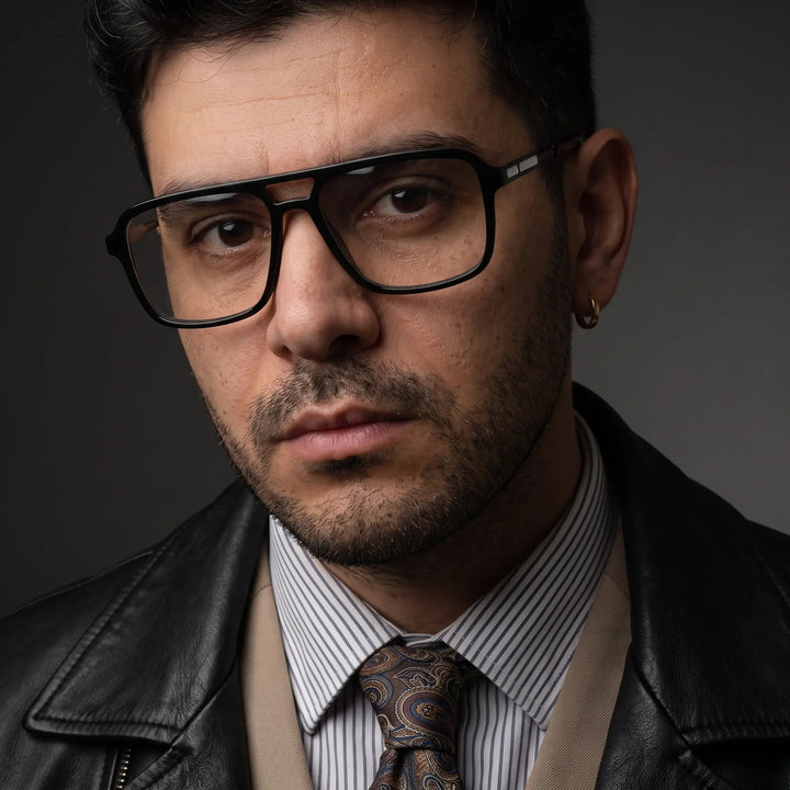 Anteojos Fiore 1014 en negro, en modelo – retrato de campaña, minimal studio portrait in soft daylight