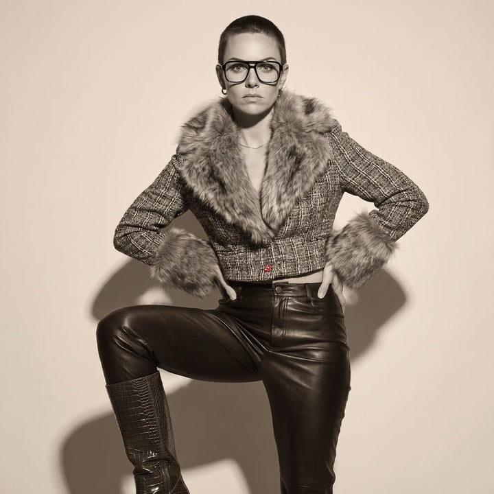Anteojos Fiore 1014 en negro, en modelo – retrato de campaña, full-length studio portrait in tweed and leather