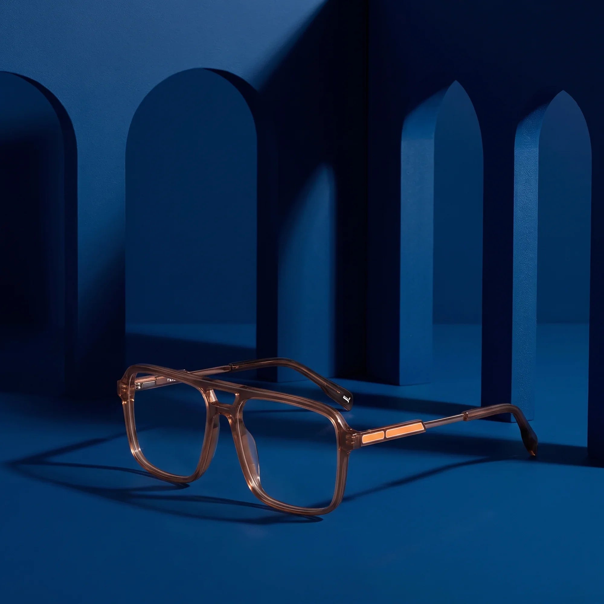 Anteojos Fiore 1014 en café – still life among monochrome midnight blue arches
