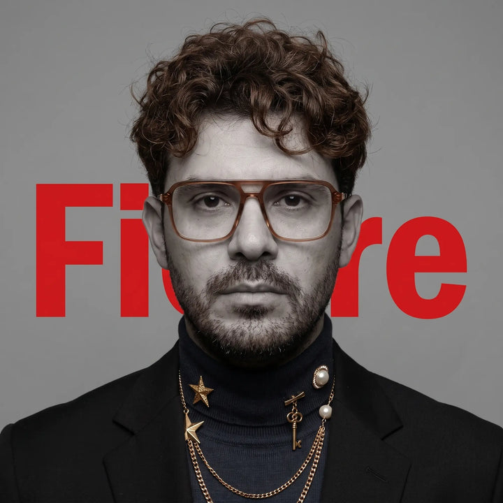 Anteojos Fiore 1014 en café, en modelo – retrato de campaña, graphic studio portrait with bold red shapes