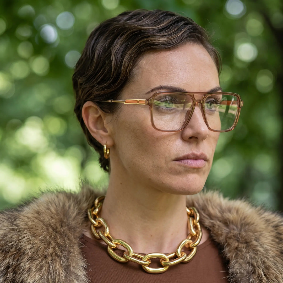 Anteojos Fiore 1014 en café, en modelo – retrato de campaña, fur-collar portrait in dappled daylight