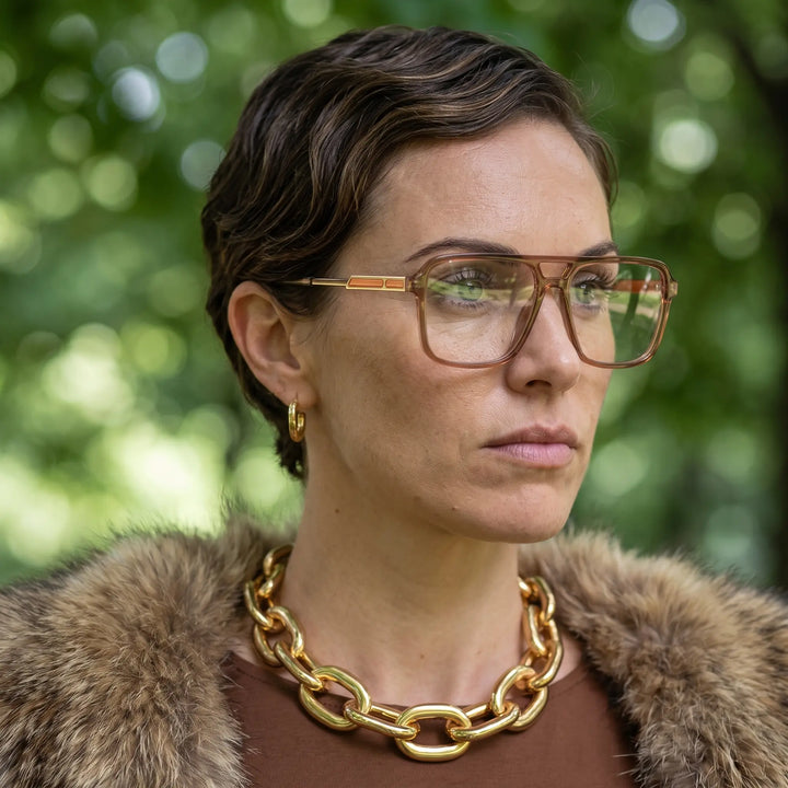 Anteojos Fiore 1014 en café, en modelo – retrato de campaña, fur-collar portrait in dappled daylight