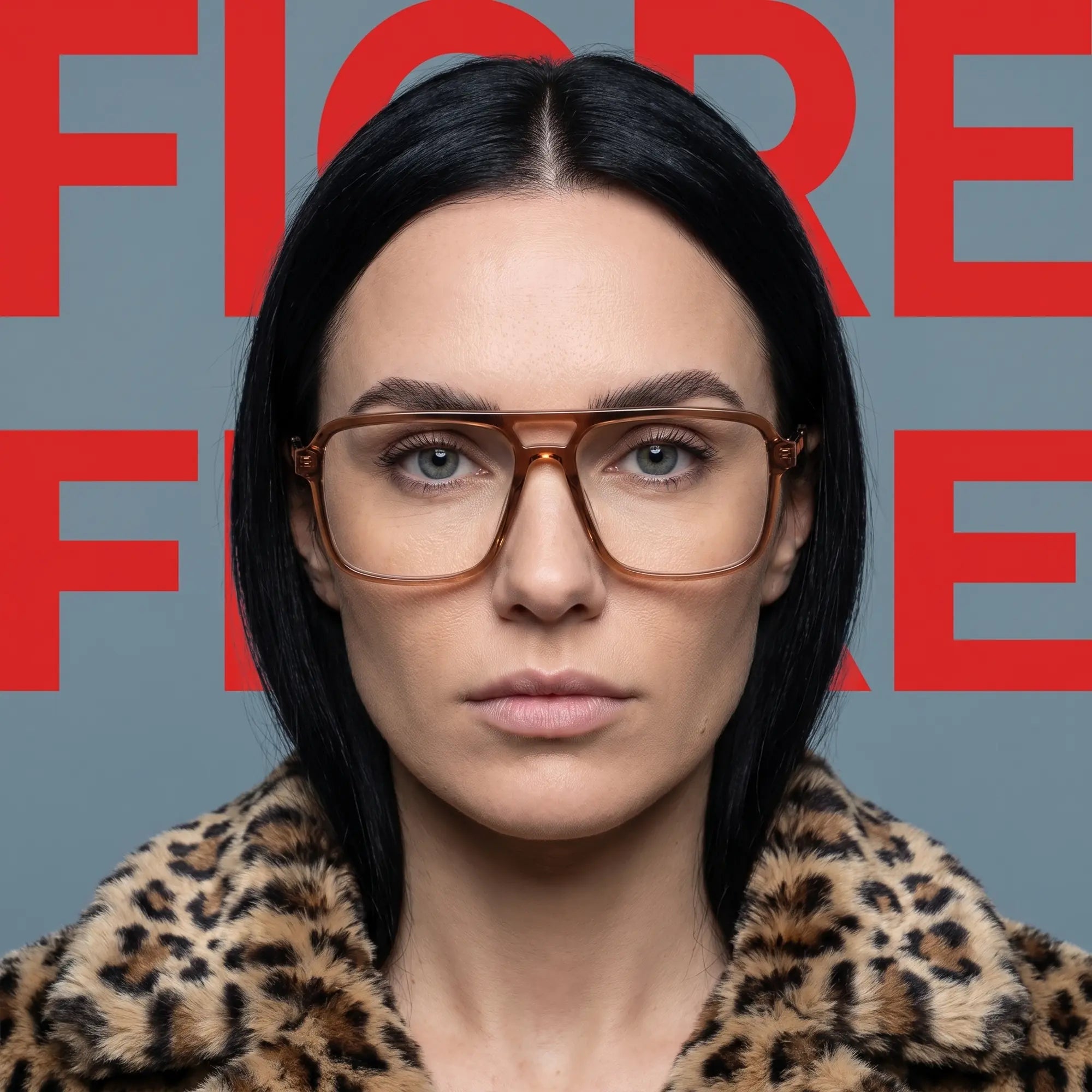 Anteojos Fiore 1014 en café, en modelo – retrato de campaña, studio portrait with sculptural styling