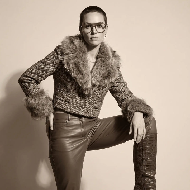 Anteojos Fiore 1014 en café, en modelo – retrato de campaña, full-length studio portrait in tweed and leather