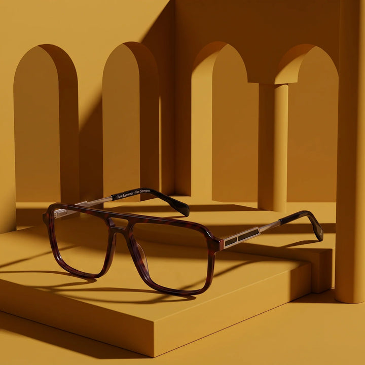 Anteojos Fiore 1014 en tortoiseshell – bodegón entre arcos ocre mostaza monocromos